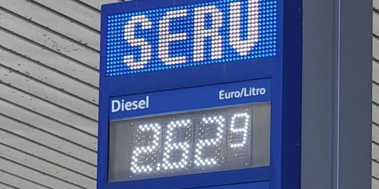 Prorogato taglio accise. Meloni, commissari per produrre più petrolio e gas