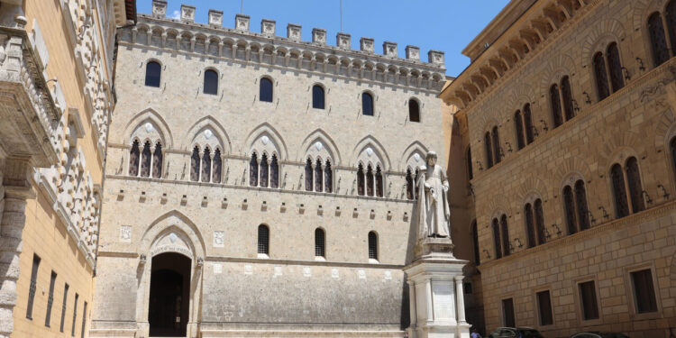 L’Antitrust avvia un’istruttoria per valutare l’opas di Intesa su Mps