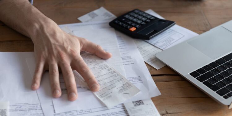 Più lavoro ma meno soldi da spendere: quanto si stanno impoverendo gli italiani?