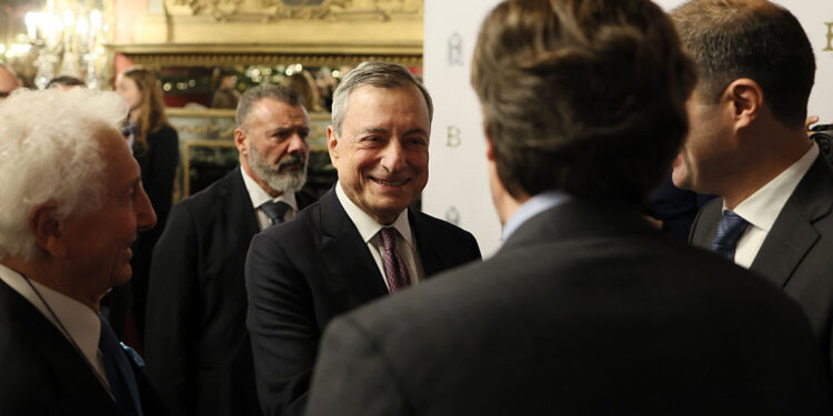 “L’Europa può avere l’AI senza oligarchi”: Draghi spiega come l’Europa può recuperare terreno sull’IA