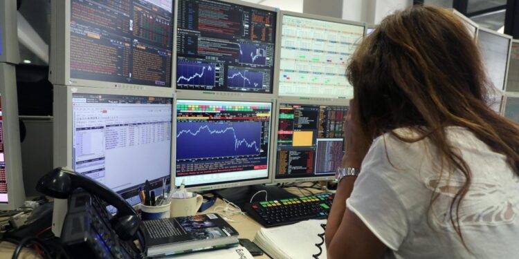 Lo spread frena a 83 punti base, rendimenti al 4,20% dopo i record