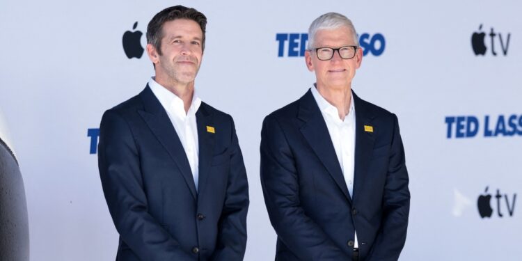 John Ternus nuovo Ceo di Apple, compenso da 58 milioni di dollari: quanto prenderà ora Tim Cook