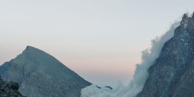 Vasta frana sul Monviso, si cerca un escursionista