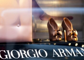 Armani, in vendita una quota fino a 1,5 miliardi: chi può entrare nel gruppo