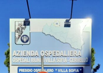 Anziano colpito con un calcio da un ragazzo, amico girava video