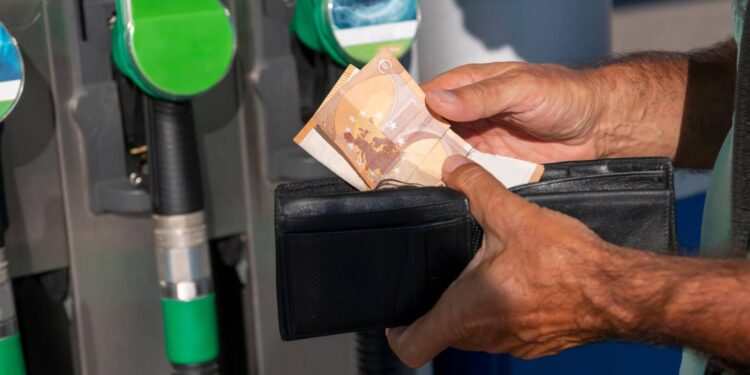Caro carburanti, Cdm approva proroga taglio accise per 7 giorni