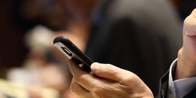 Truffa da 36 milioni di euro, l’ex presidente di Fideuram ingannato su WhatsApp