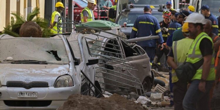 Grecia, crolla palazzina ad Atene: 6 dispersi tra cui 4 turisti