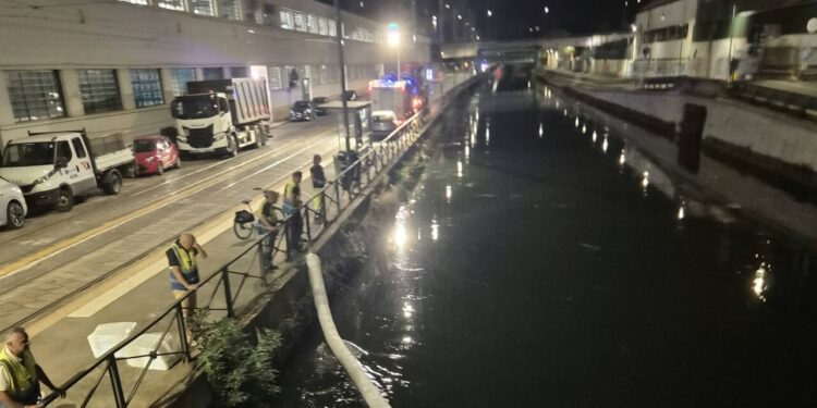 Chiazza di gasolio nel Naviglio Grande, barriere anche a Milano