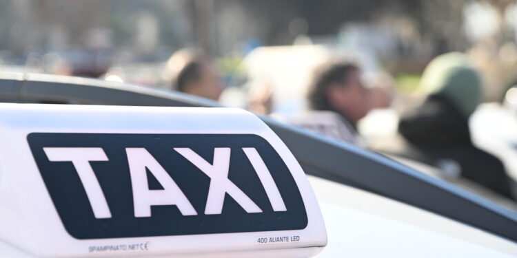 Caro-carburanti, sindacati taxi pronti a sciopero, governo ci risponda