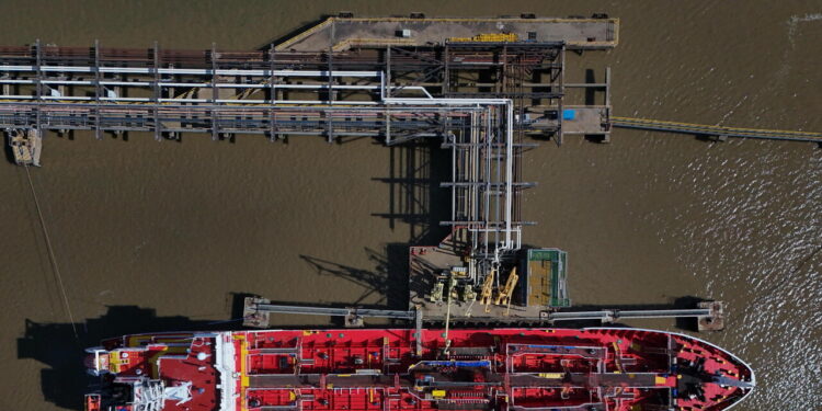 Il petrolio chiude in forte calo a New York, Wti cede il 4,50% a 95,79 dollari