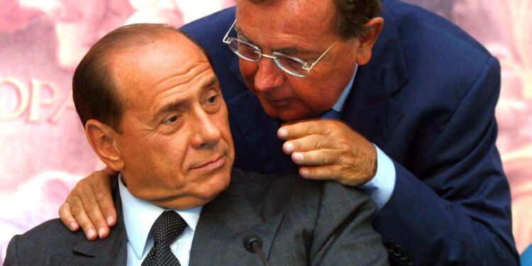 Silvio Berlusconi e le tasse, la promessa di abbassarle a tutti e l’eredità raccolta da Forza Italia