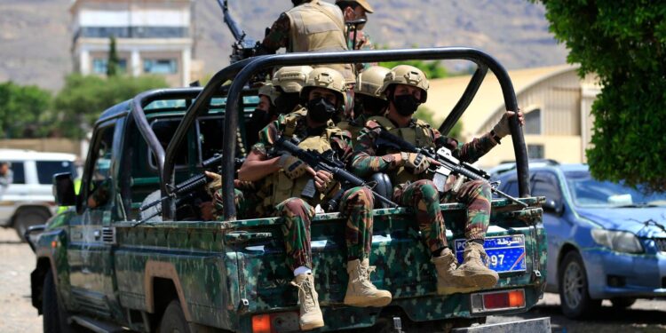 Iran-Houthi, doppia minaccia per le vie del petrolio. Arabia vuole raid Usa in Yemen, Trump dice no