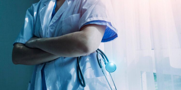 Infermiera va in pensione a 62 anni, ma non le basta: “Guadagno troppo poco”