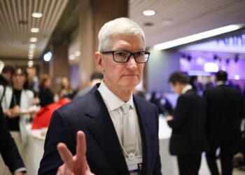 Tim Cook ‘saluta’ Apple dopo 15 anni, John Ternus è il nuovo amministratore delegato