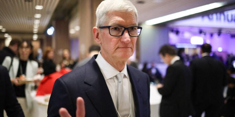 Tim Cook ‘saluta’ Apple dopo 15 anni, John Ternus è il nuovo amministratore delegato