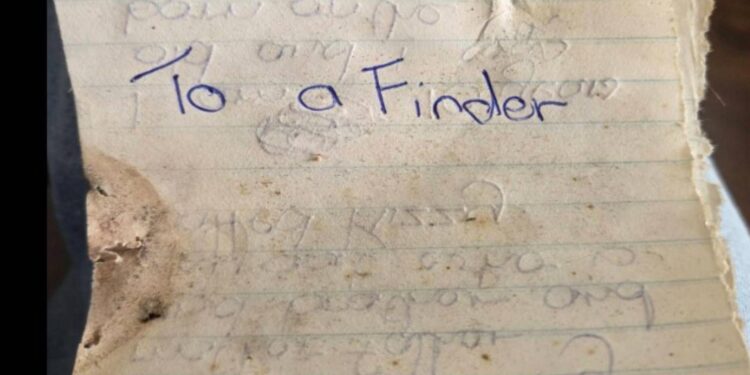 Ristrutturano casa e trovano una lettera di 44 anni fa: “A chi mi troverà…”