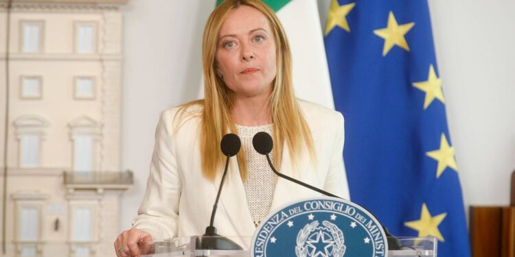 Sondaggio politico, Fratelli d’Italia cresce e allunga: giù Pd e M5S