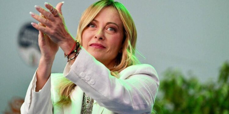 Meloni celebra record governo a Bari e lancia la sfida: “Il meglio deve ancora venire”