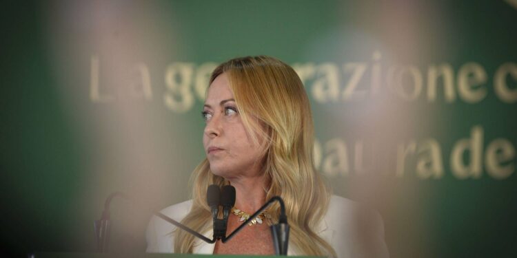 Sondaggio politico, calano Fratelli d’Italia e Futuro nazionale: le intenzioni di voto