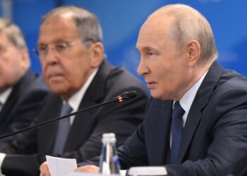Russia, Putin: “Nessun attacco all’Ue”. Lavrov ribalta la minaccia: “Guerra breve se Europa ci colpisce”