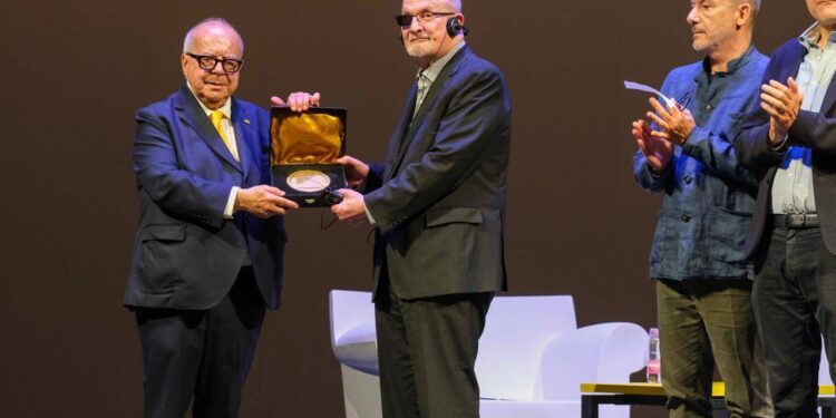 A Salman Rushdie l’onorificenza ‘Ambassador of Freedom’