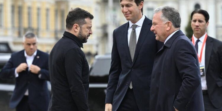 Ucraina-Russia, Zelensky al tavolo con gli inviati di Trump: “Guerra continuerà”