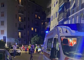 Esplosione in una casa a Bergamo, due feriti in codice rosso