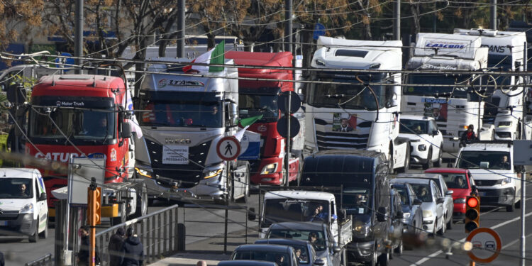 Innalzato a 70 anni il limite di età per guidare camion e autobus