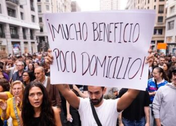 Spagna, mezzo milione di inquilini in piazza alza le chiavi: «Ora sciopero generale»