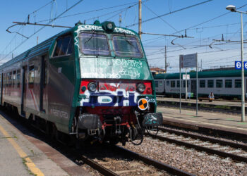 Si scontra con auto e finisce su binari, 18enne travolto e ucciso dal treno
