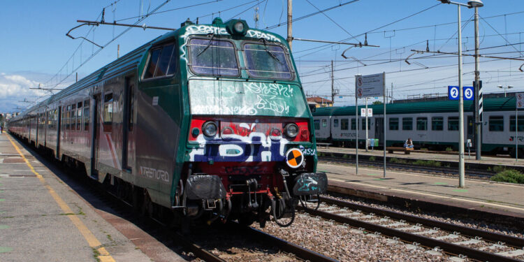 Si scontra con auto e finisce su binari, 18enne travolto e ucciso dal treno