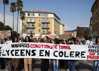Le voci dei ragazzi a Parigi: ‘Noi sacrificati, basta precarietà’