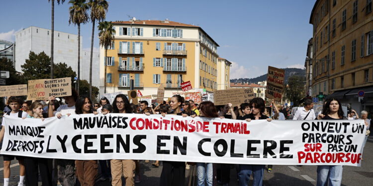 Le voci dei ragazzi a Parigi: ‘Noi sacrificati, basta precarietà’