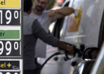 Prezzi dei carburanti in calo, ma resta il divario col price cap