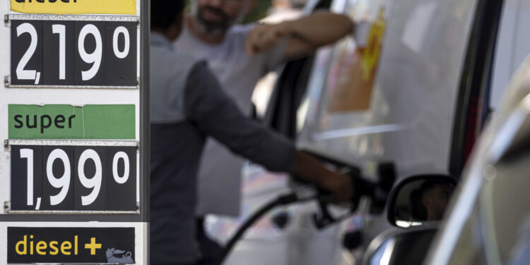 Prezzi dei carburanti in calo, ma resta il divario col price cap