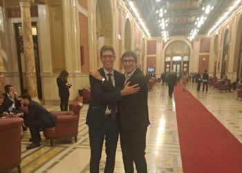 La foto-risposta di Magi e Fratoianni a Meloni, un abbraccio in Transatlantico