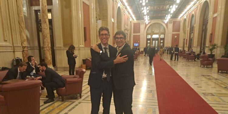 La foto-risposta di Magi e Fratoianni a Meloni, un abbraccio in Transatlantico
