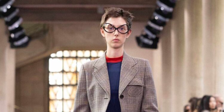 Mix di tailoring e sportswear sfila a Parigi con Miu Miu
