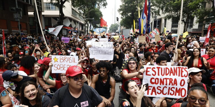 Brasile, migliaia di studenti in piazza a Rio per Lula