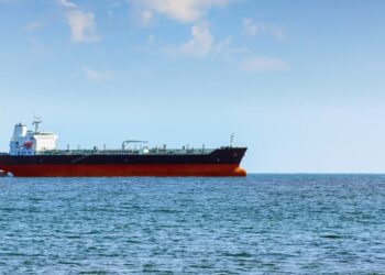 Il petrolio torna a uscire da Hormuz, 80% dei livelli pre-guerra: perché il greggio allora non cala?