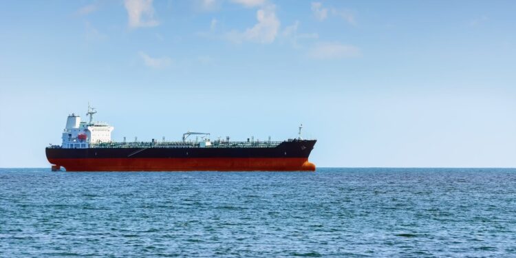 Il petrolio torna a uscire da Hormuz, 80% dei livelli pre-guerra: perché il greggio allora non cala?