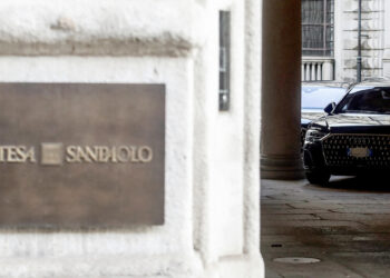 Intesa, da Delfin impegno di adesione all’Opas per Mps
