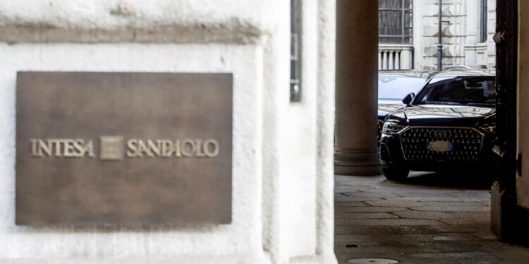 Intesa, da Delfin impegno di adesione all’Opas per Mps