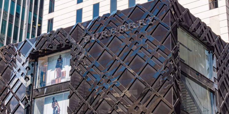 Frasers scommette su Burberry: perché l’esposizione al 7,42% può cambiare il lusso