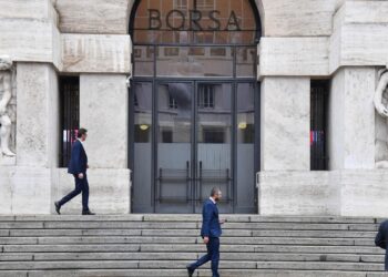 Borse, bond ed euro a picco, Fmi lancia l’allarme sul debito