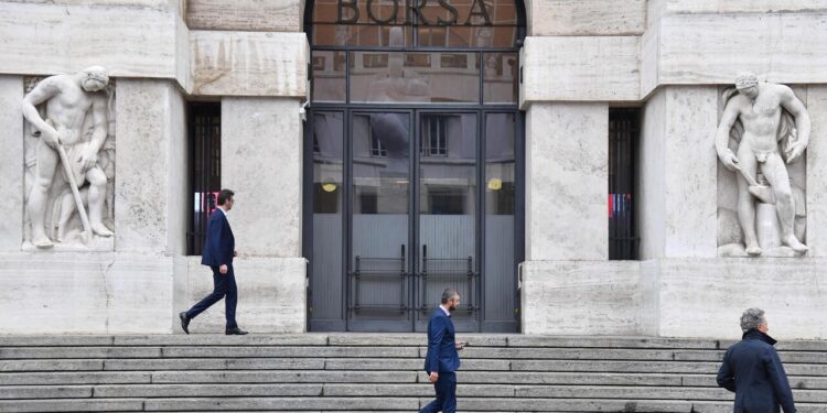 Borse, bond ed euro a picco, Fmi lancia l’allarme sul debito