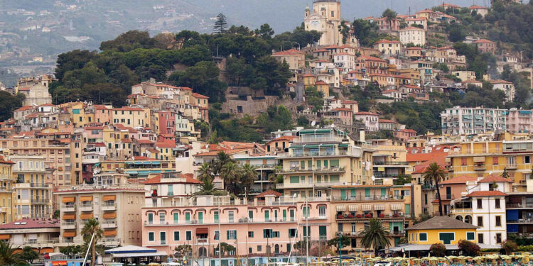 A 13 anni cosparge di benzina un clochard e gli dà fuoco