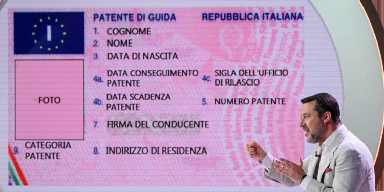 Mit, stop ad obbligo patente cartacea e libretto per circolare