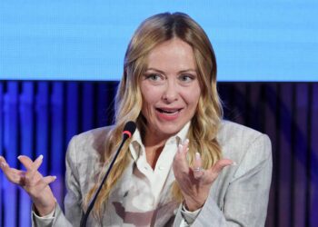 Caro carburanti, Meloni: “Pronti a intervenire con accise mobili”. Verso ok Ue a clausola salvaguardia Italia